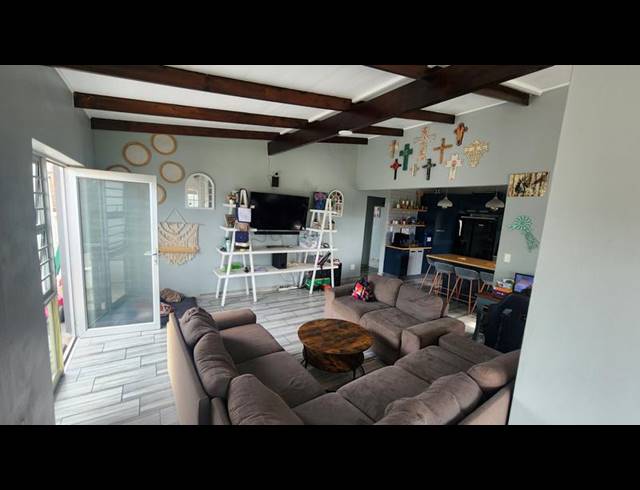 6 BEDROOM HOUSE FOR SALE IN PARADISE BEACH